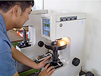 ロックウェル硬さ試験機